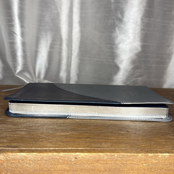 Holy Bible Common English Bible 2011 New Testament with Psalms Leather Softshell - Picture 5 of 13
